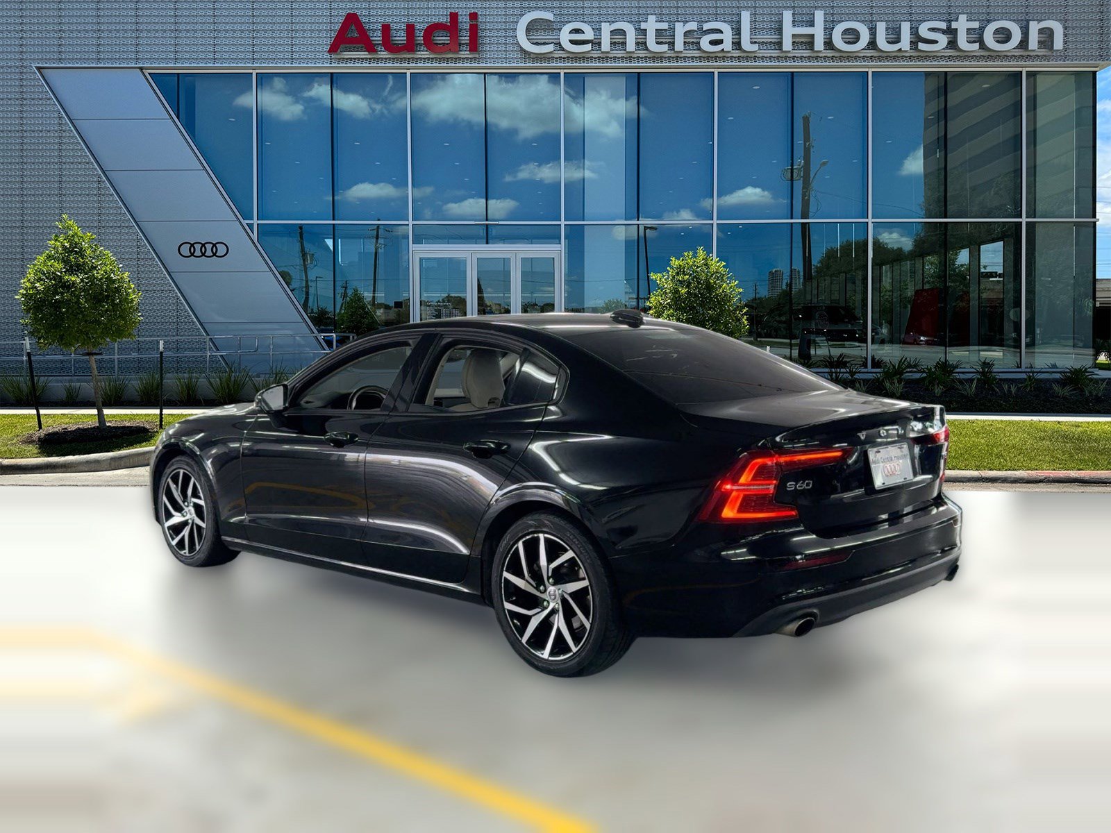 Used 2019 Volvo S60 T5 Momentum image 3