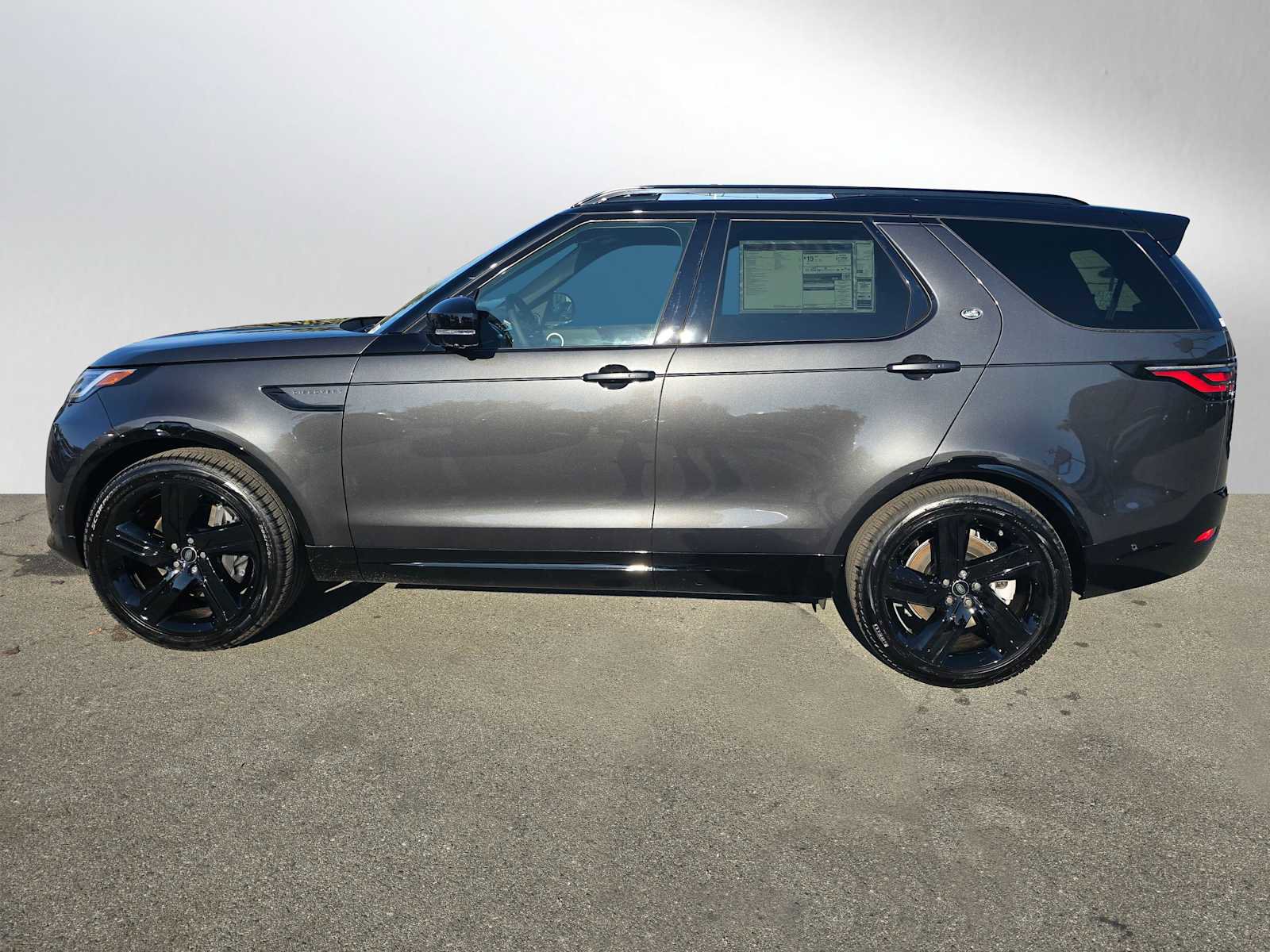 New 2025 Land Rover Discovery Dynamic SE image 2
