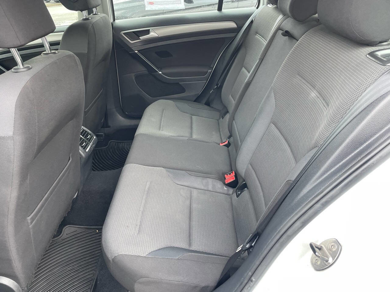 Used 2016 Volkswagen Golf S image 18