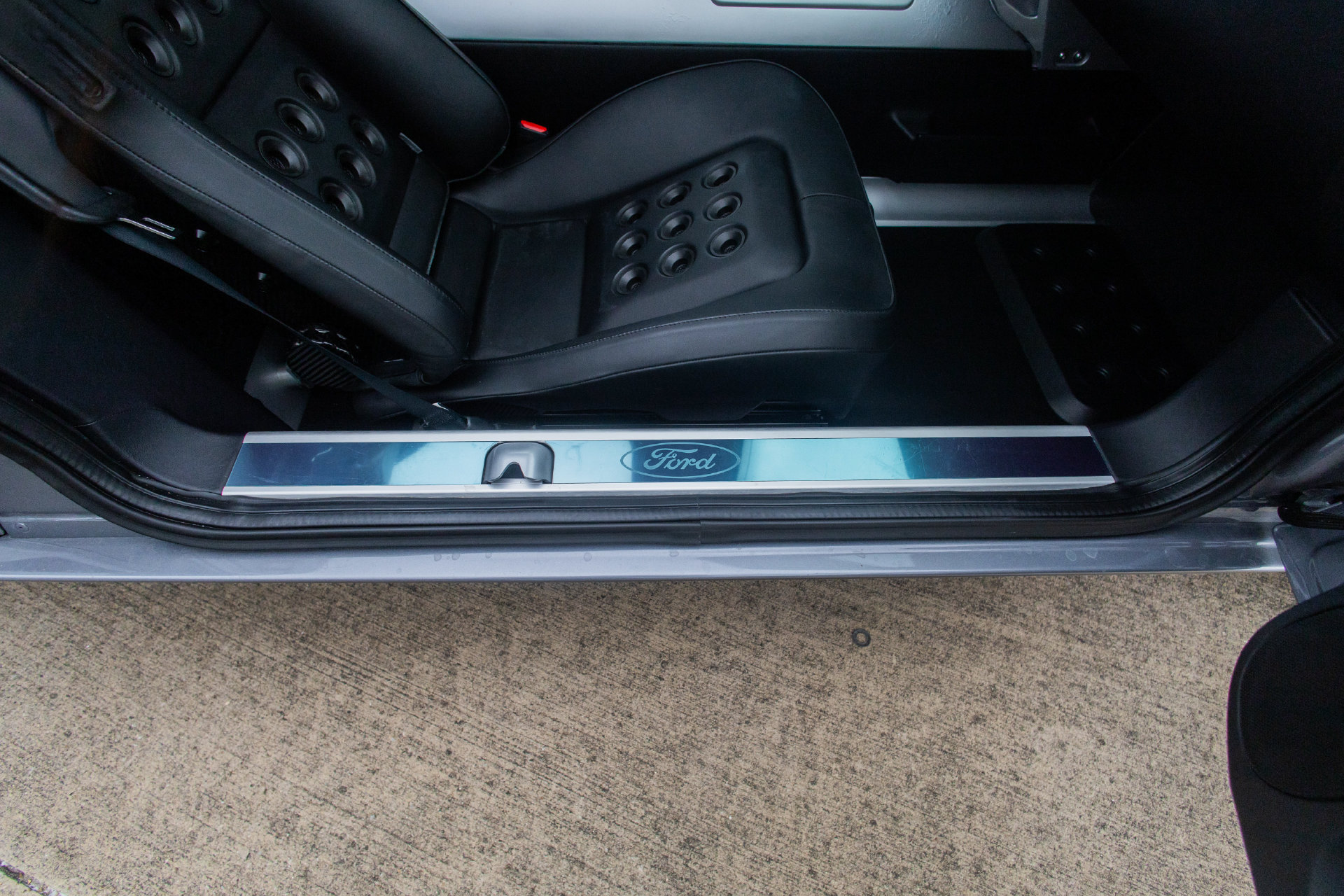 Used 2006 Ford GT RWD image 81