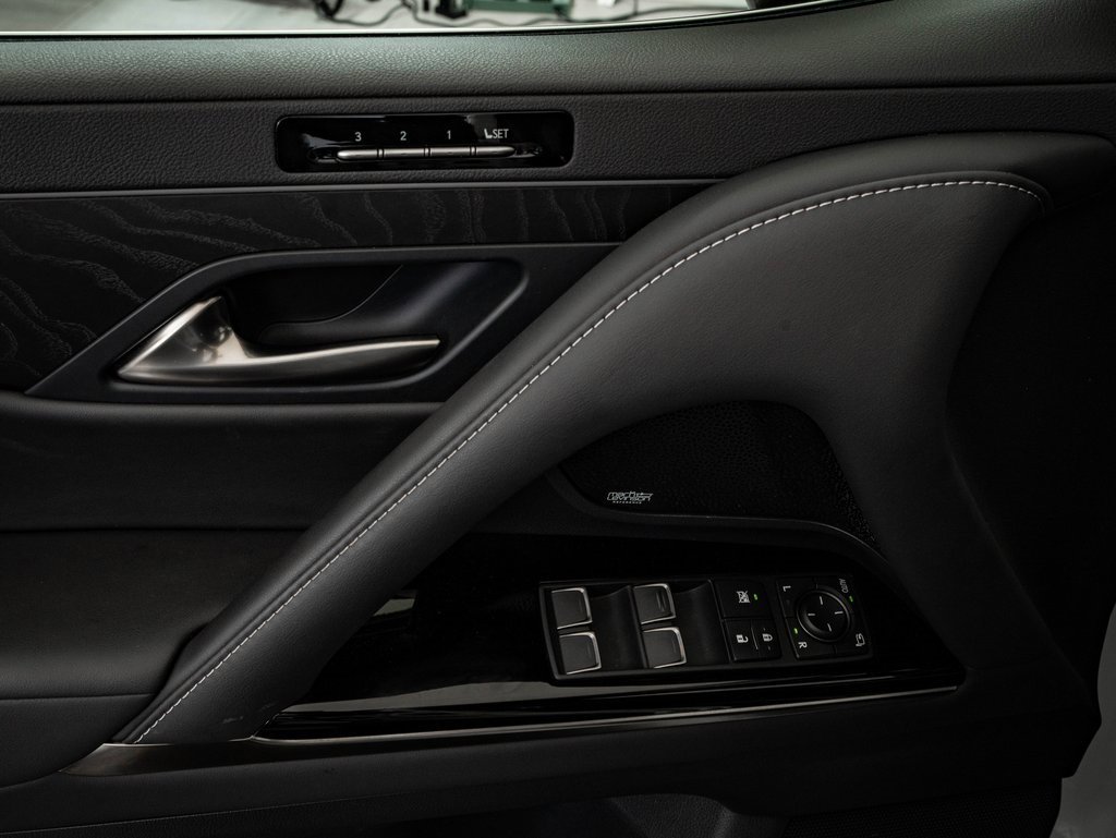 Used 2024 Lexus LX 600 4WD w/ Interior Upgrade Package image 27