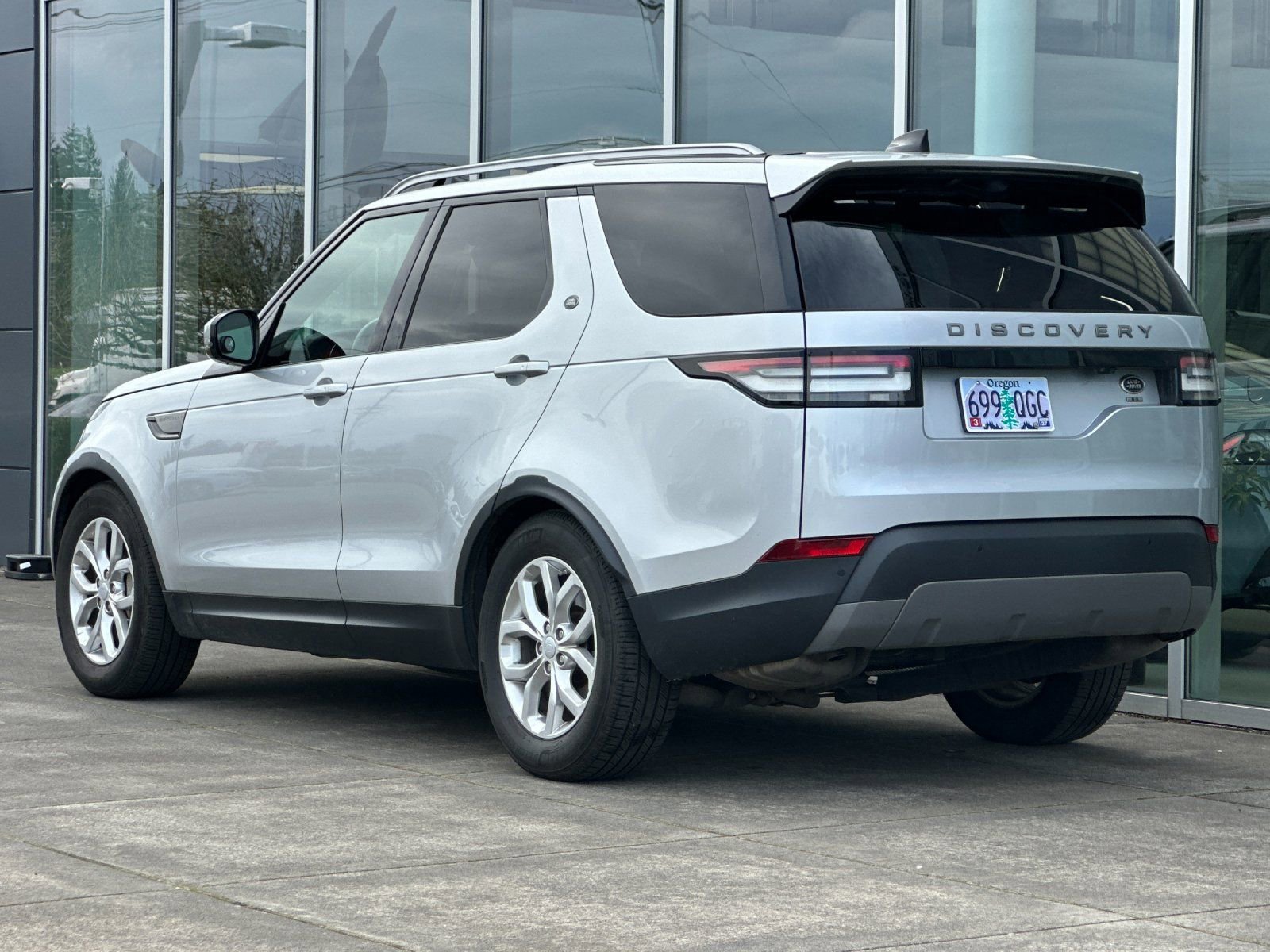 Used 2018 Land Rover Discovery SE image 5