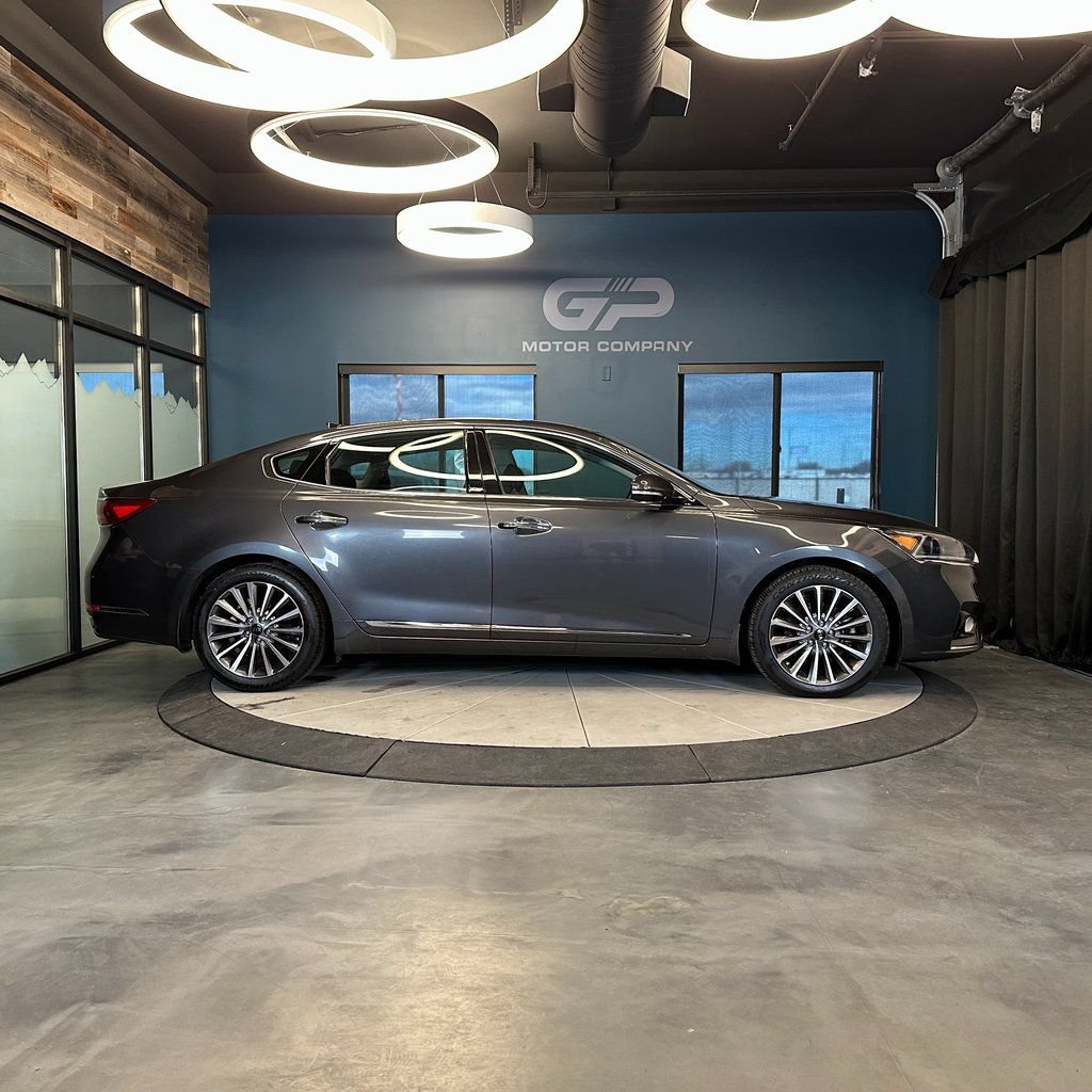 Used 2018 Kia Cadenza Premium w/ Luxury Package FWD image 2