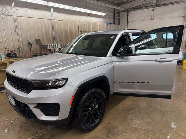 Certified 2025 Jeep Grand Cherokee Altitude AWD/4WD image 1