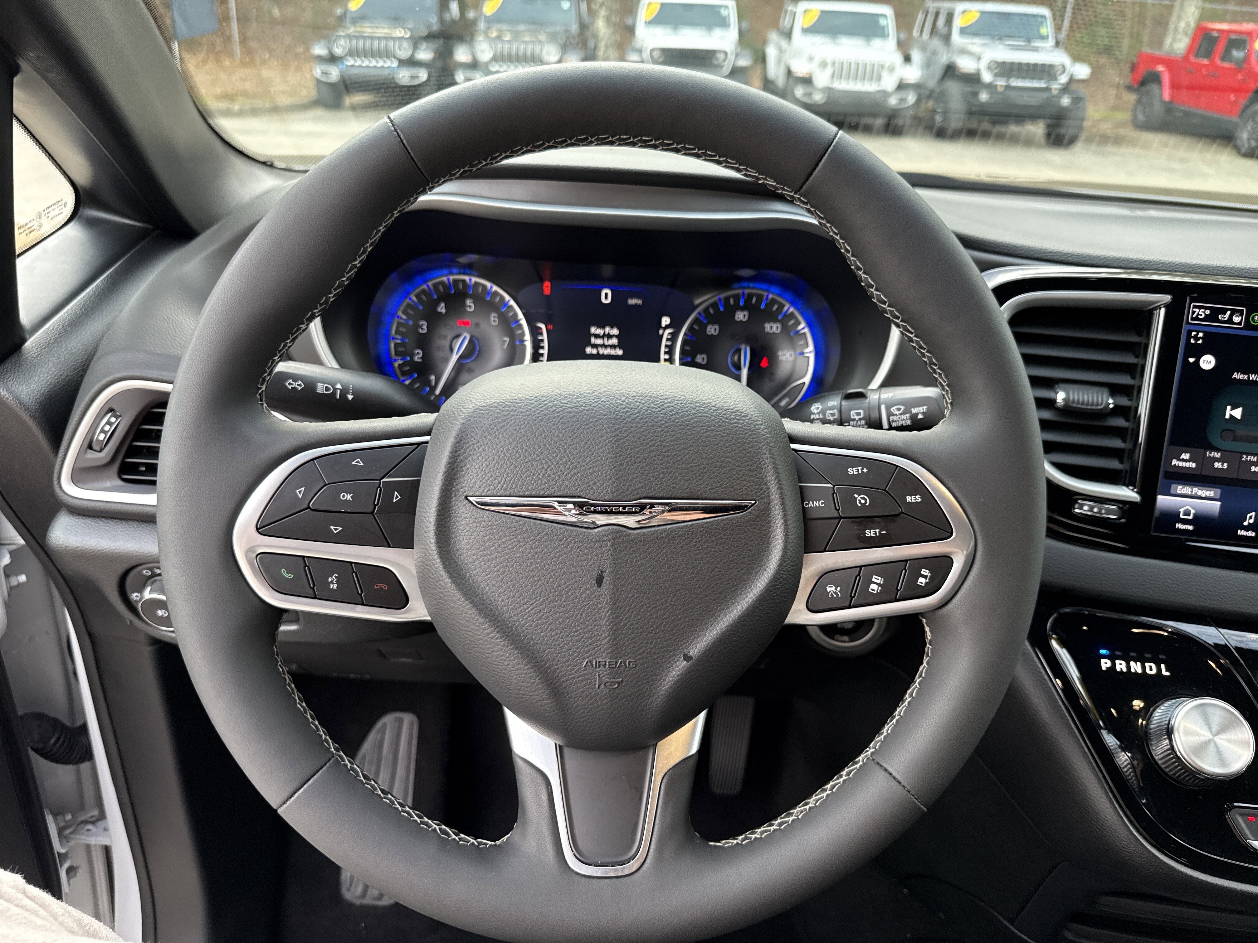 Used 2025 Chrysler Pacifica Select image 22