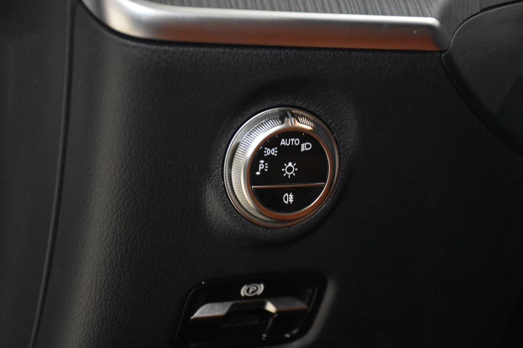 Used 2025 Mercedes-Benz C 300 4MATIC Sedan image 11