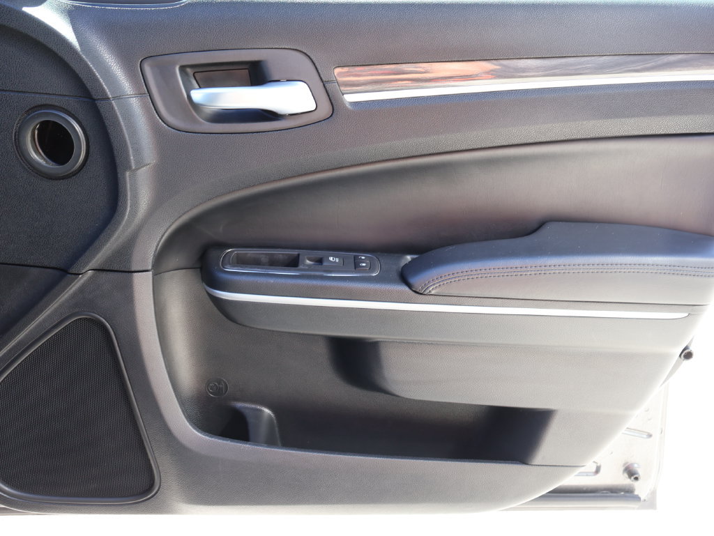 Used 2019 Chrysler 300 Touring w/ Driver Convenience Group RWD image 7