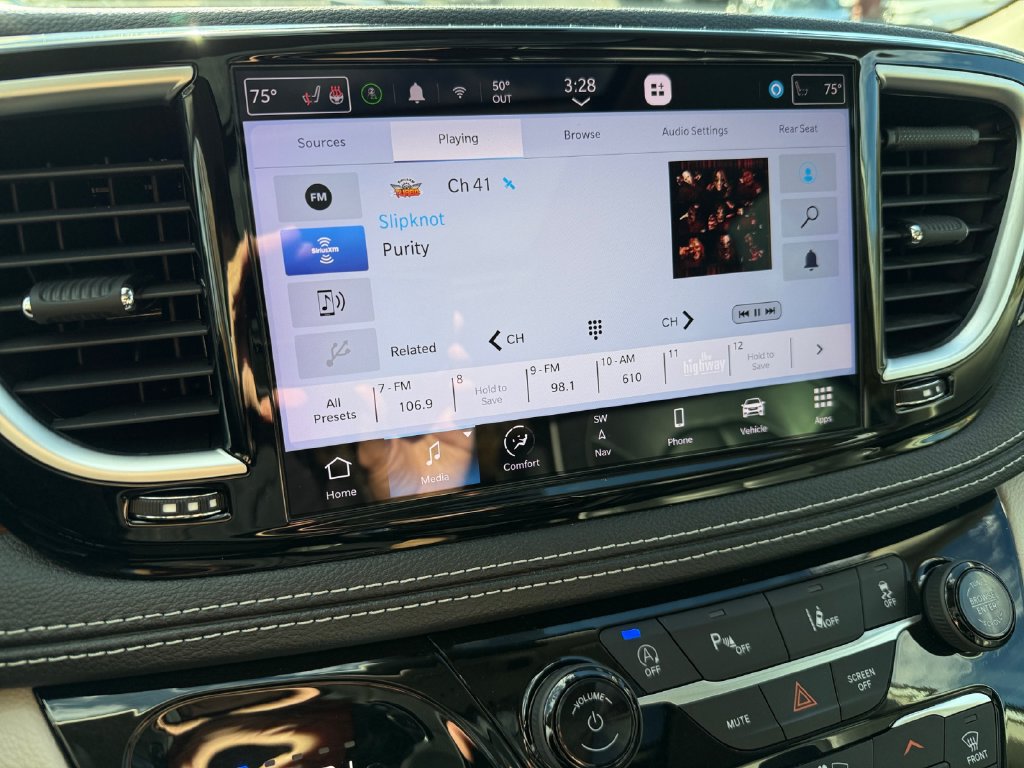 Used 2023 Chrysler Pacifica Limited w/ Uconnect Theater Family Group FWD image 23
