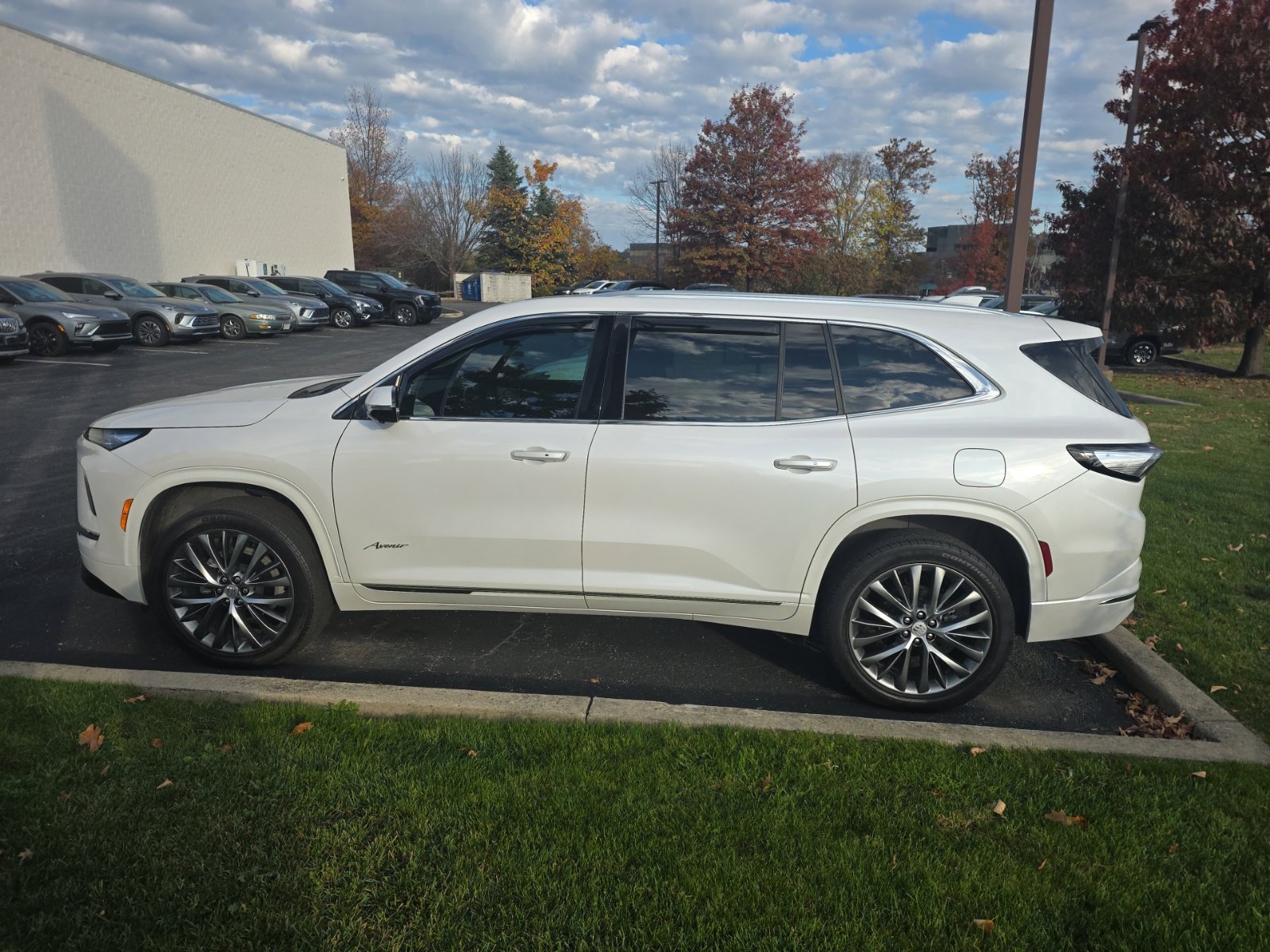 Used 2025 Buick Enclave Avenir FWD image 8