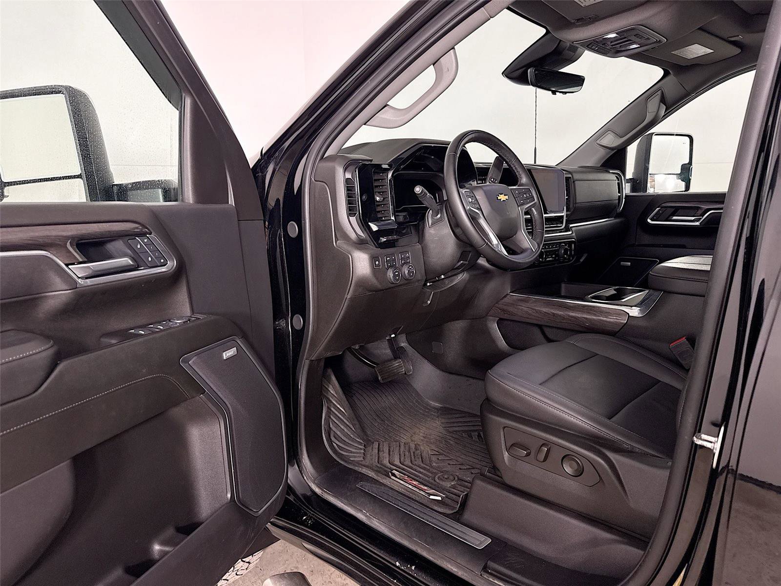 Used 2025 Chevrolet Silverado 2500 LTZ w/ LTZ Premium Package AWD/4WD image 3