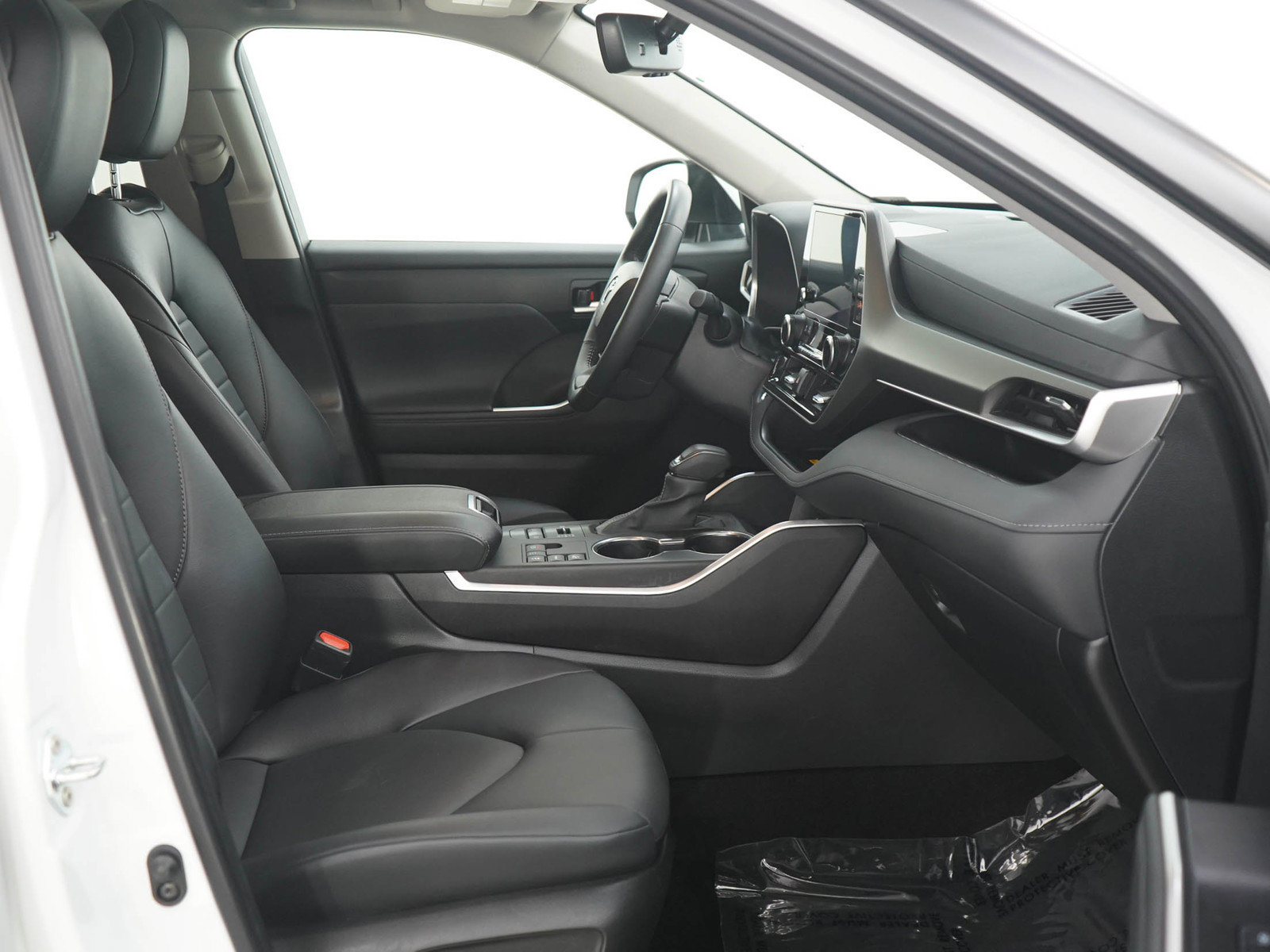 Used 2024 Toyota Highlander XLE AWD/4WD image 11