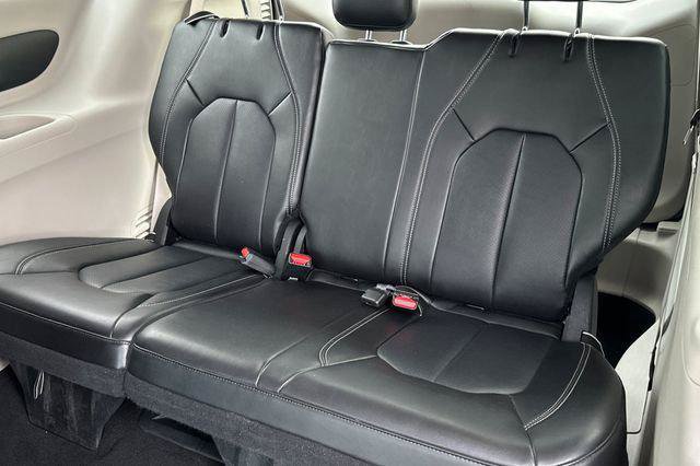 Certified 2024 Chrysler Pacifica Touring-L FWD image 17