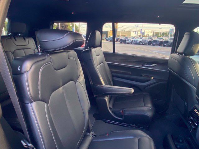 Used 2025 Jeep Grand Cherokee L Limited w/ Luxury Tech Group II AWD/4WD image 24