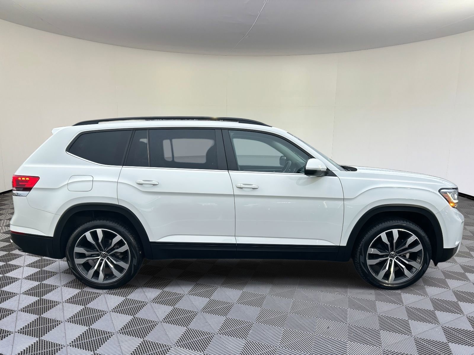 Certified 2022 Volkswagen Atlas SE image 2
