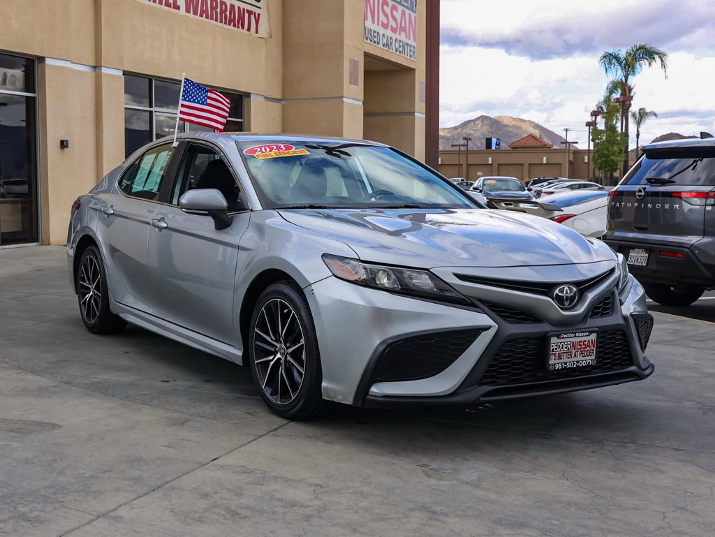 Used 2023 Toyota Camry SE image 2