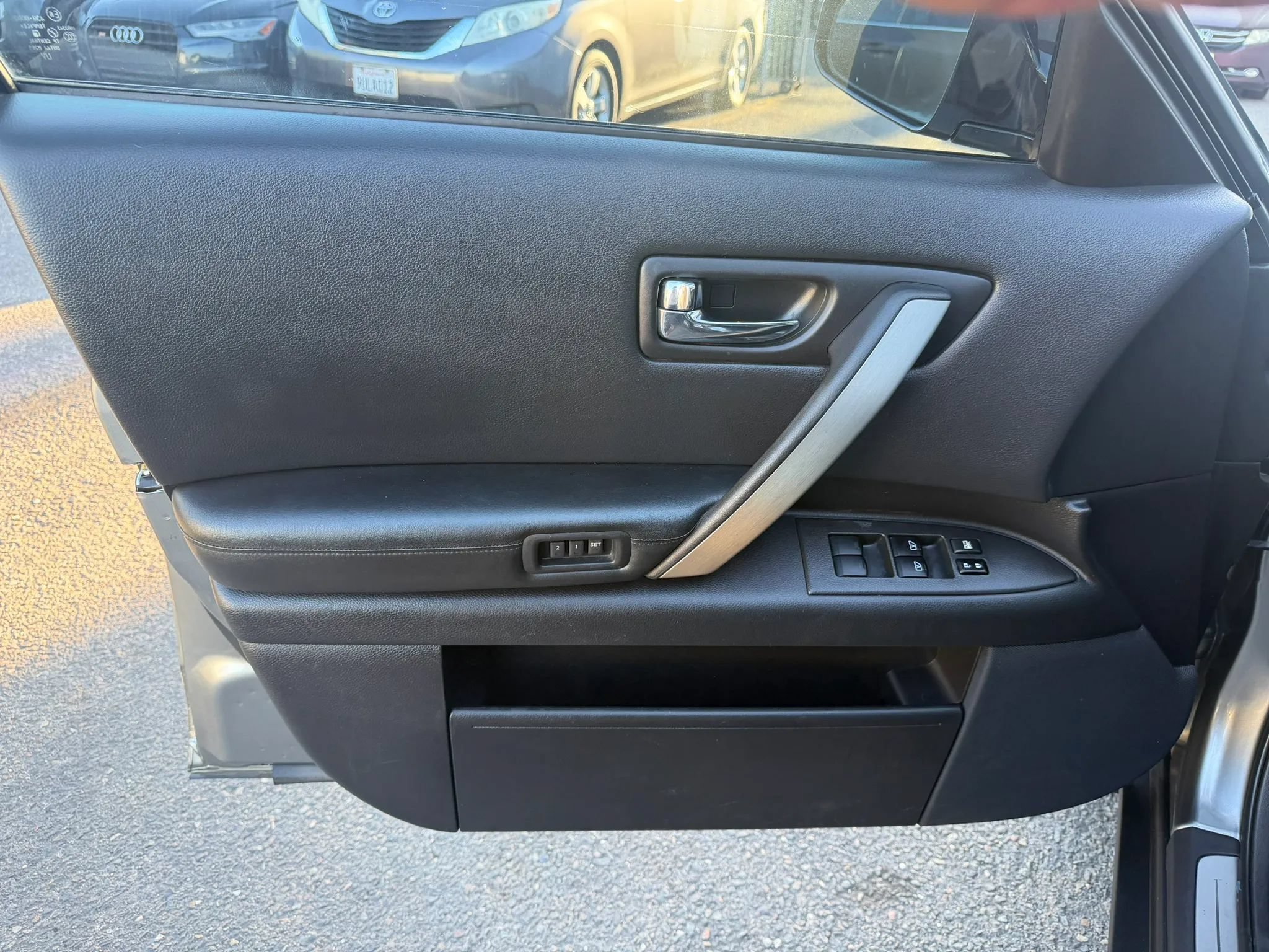 Used 2008 INFINITI FX35 2WD w/ Technology Pkg image 8