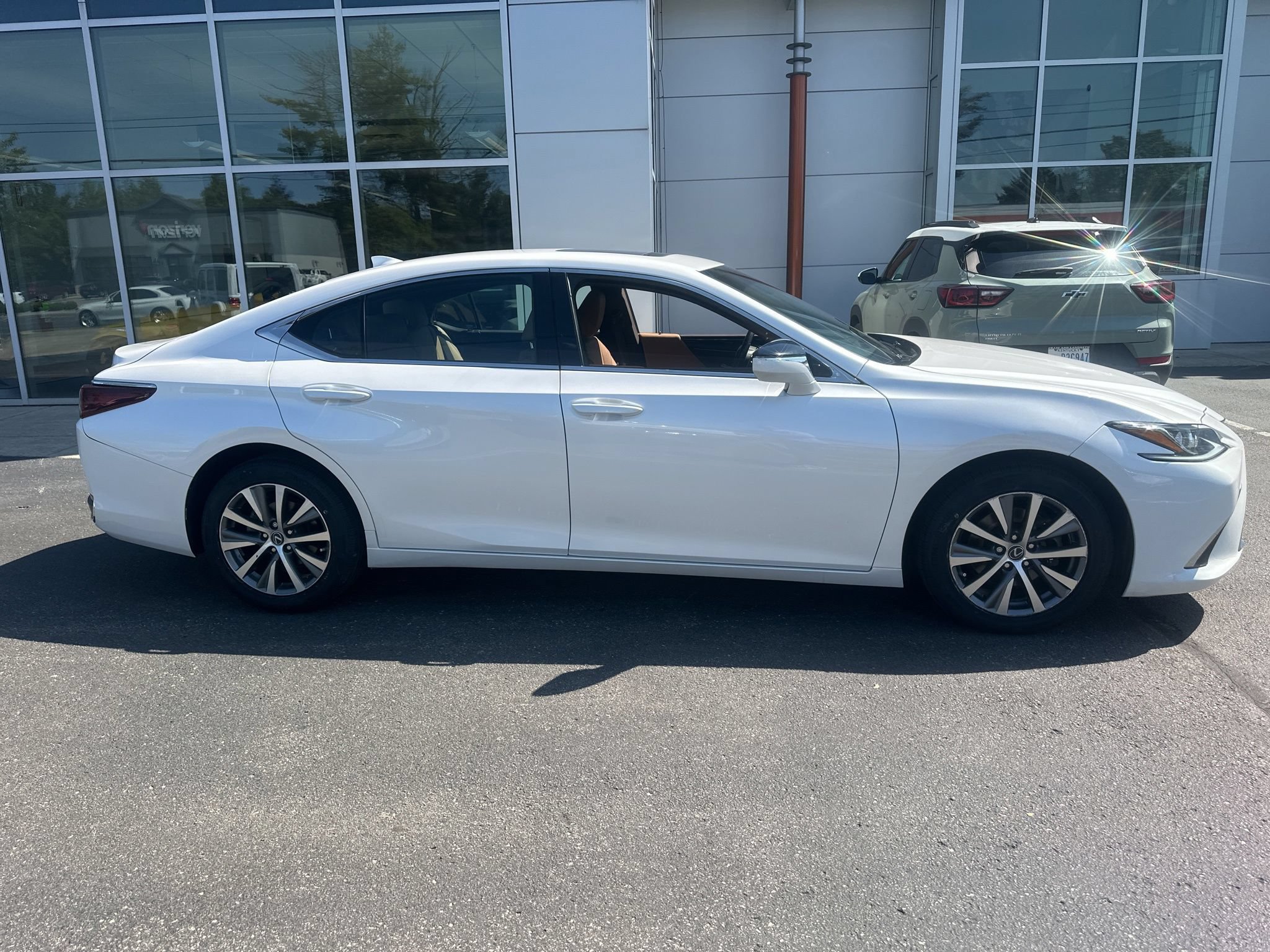 Used 2021 Lexus ES 250 AWD/4WD image 2