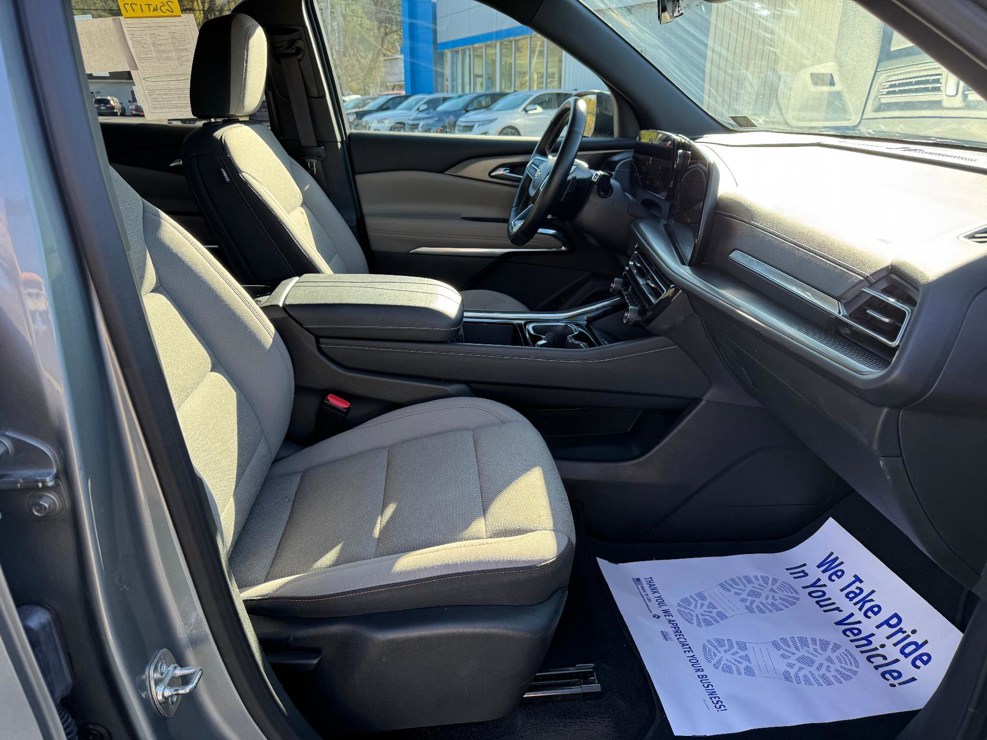 Used 2025 Chevrolet Traverse LT image 48