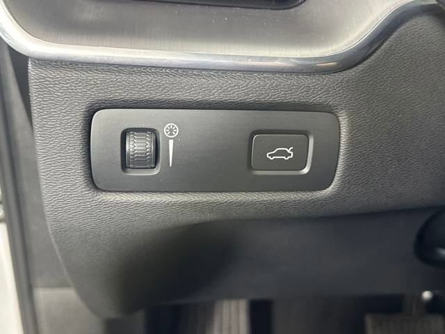 Used 2022 Volvo XC60 B5 Momentum image 18