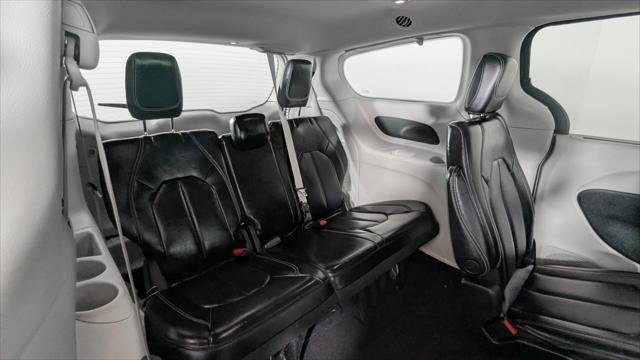 Used 2023 Chrysler Pacifica Touring-L FWD image 21
