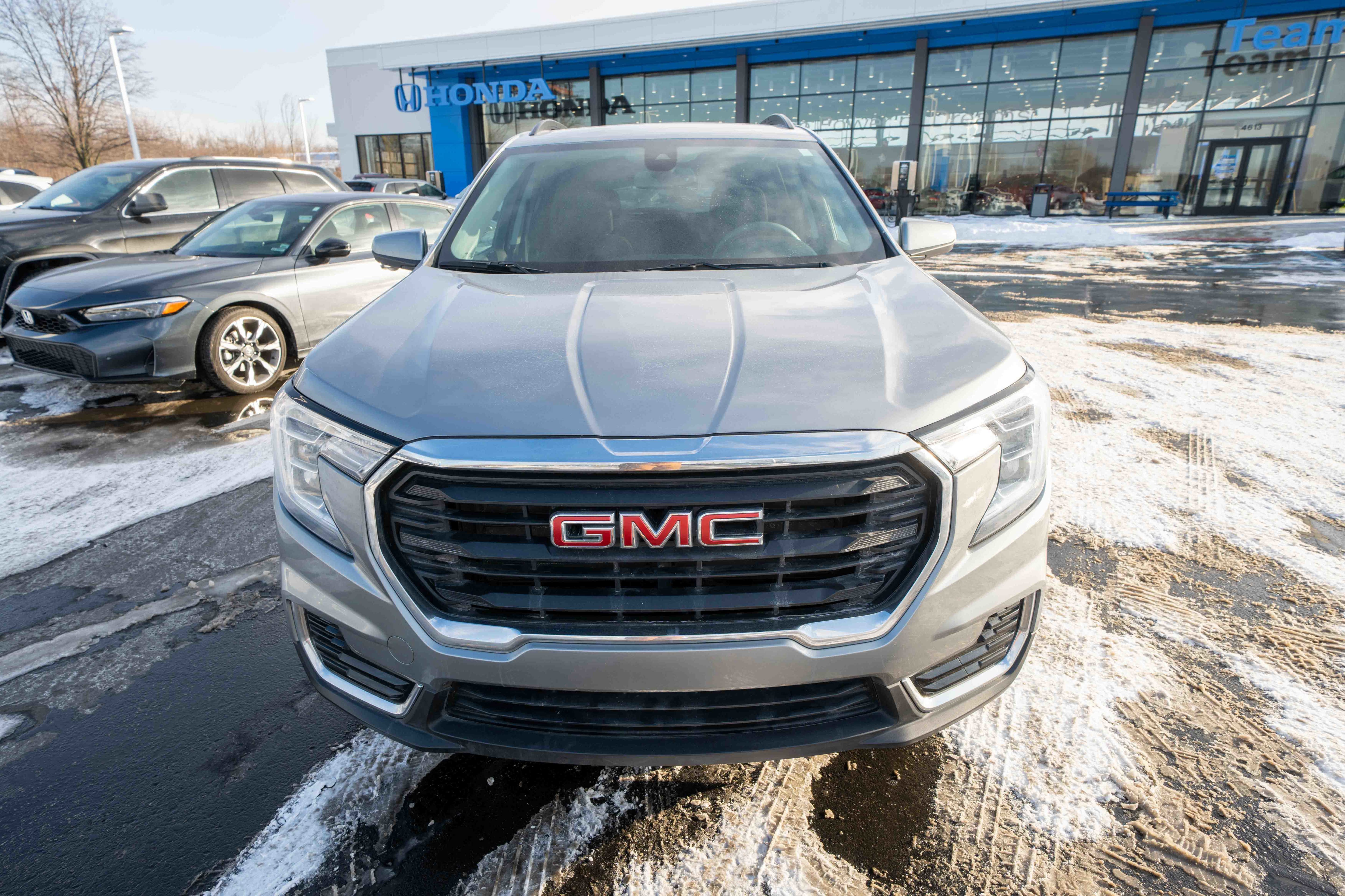 Used 2023 GMC Terrain SLE w/ Driver Convenience Package image 2