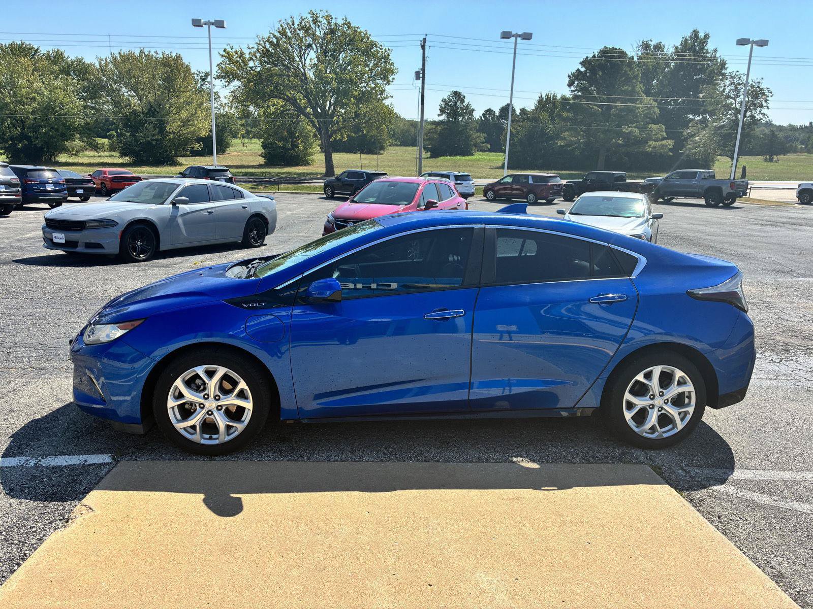 Used 2017 Chevrolet Volt Premier w/ Driver Confidence II Package FWD image 5