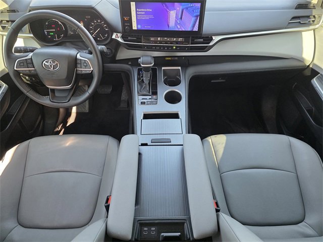 Used 2025 Toyota Sienna XLE image 19