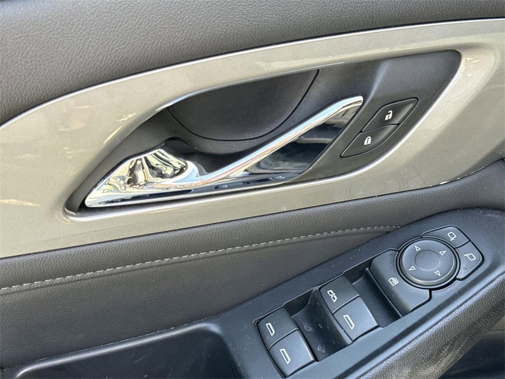 Used 2023 Chevrolet Traverse LT image 21