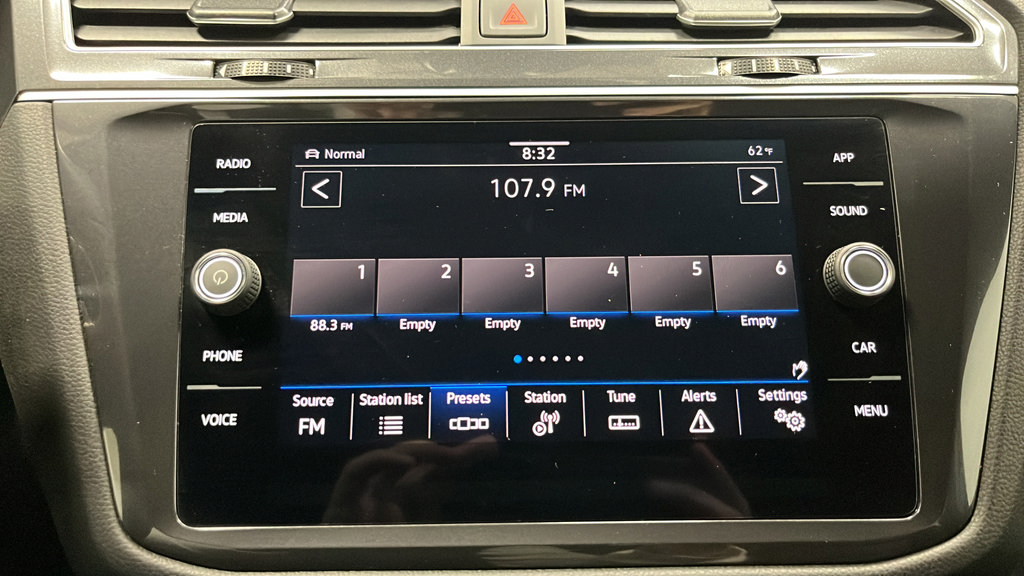Used 2024 Volkswagen Tiguan SE R-Line AWD/4WD image 15