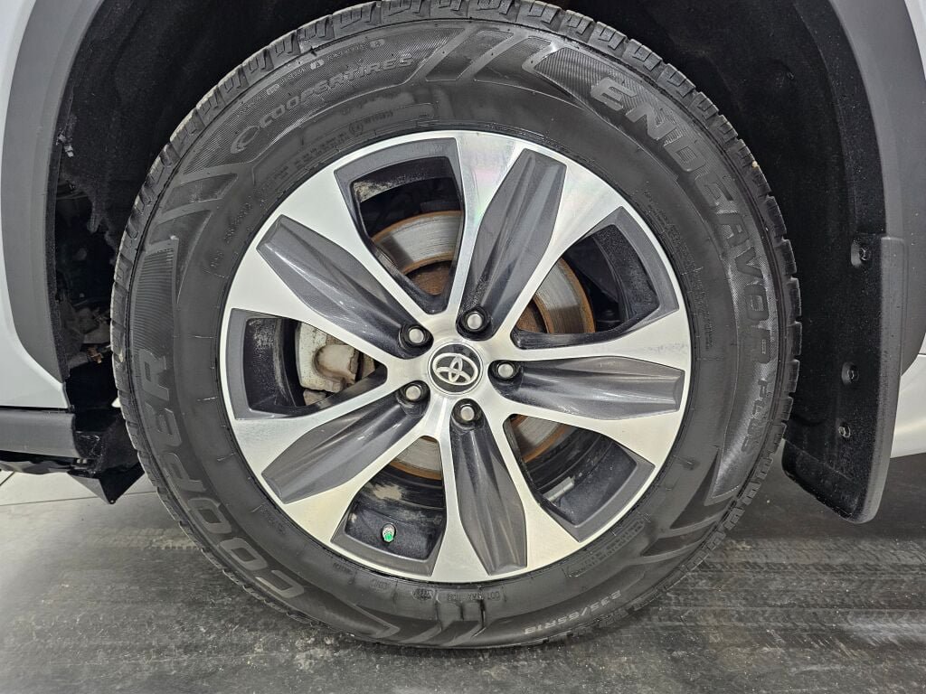 Used 2020 Toyota Highlander XLE AWD/4WD image 9