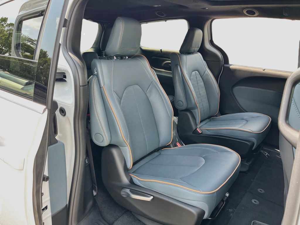 New 2027 Chrysler Pacifica Pinnacle w/ Theater Group FWD image 28