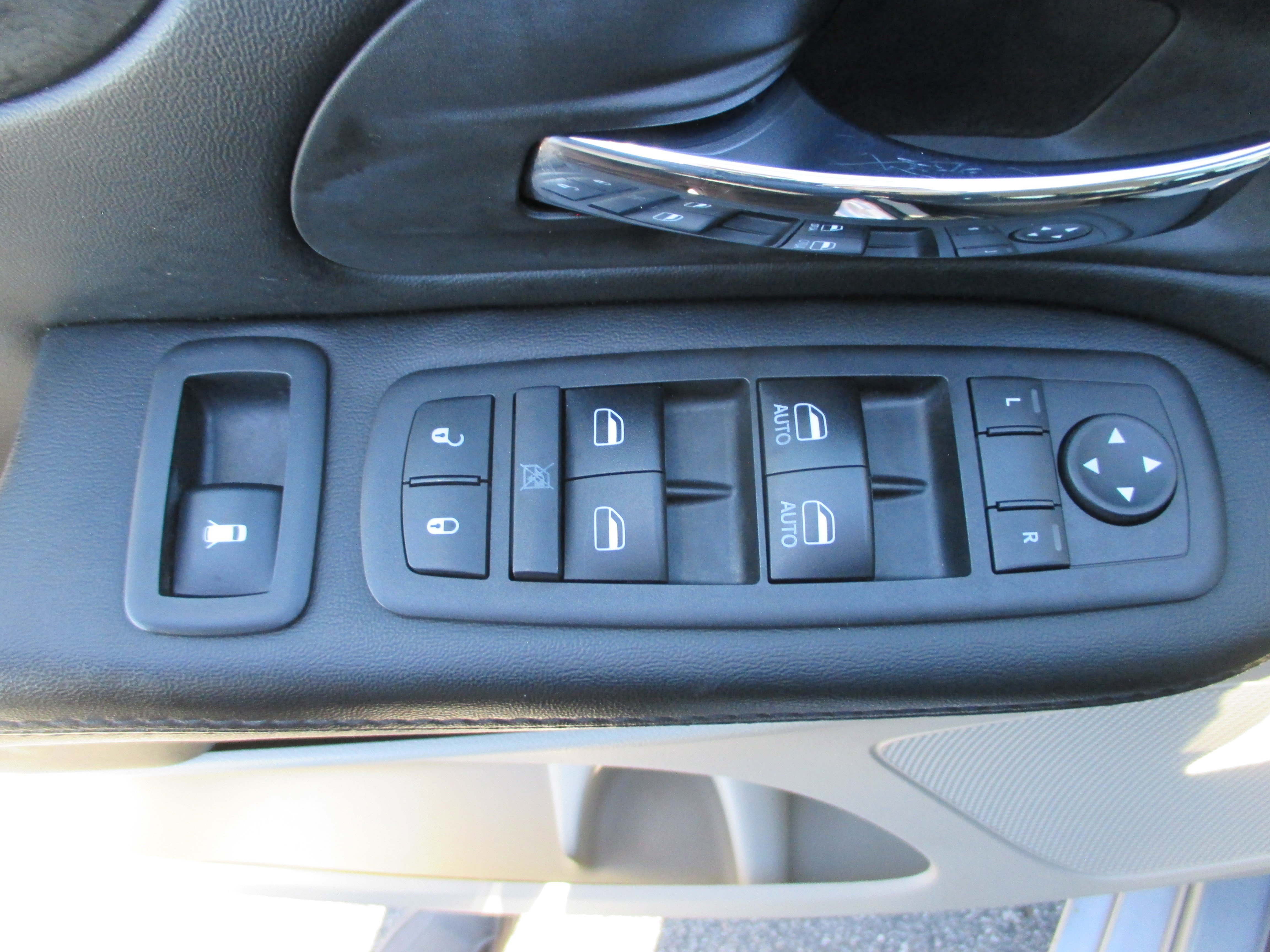 Used 2018 Dodge Grand Caravan SE w/ UConnect Hands-Free Group FWD image 12