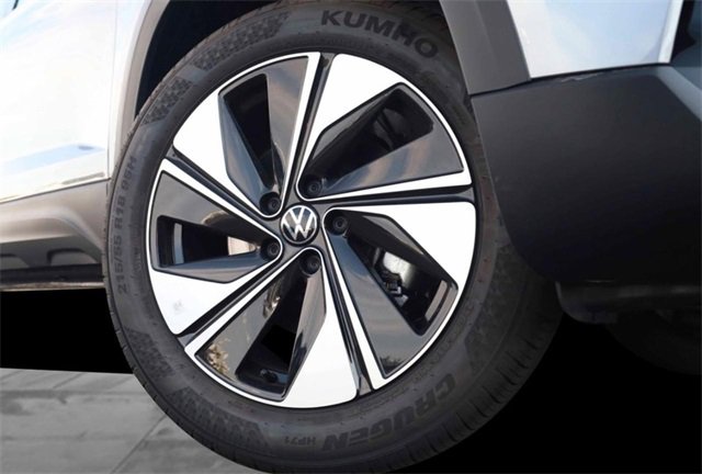 New 2025 Volkswagen Taos SE image 3