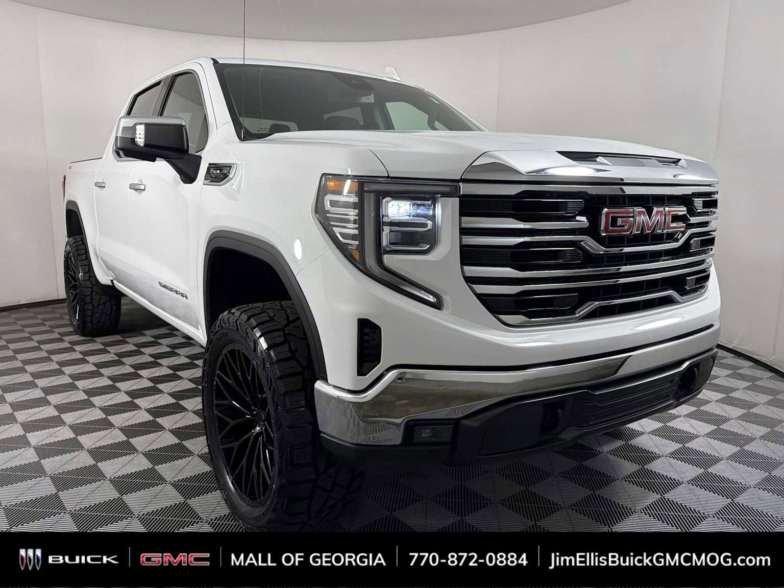 Used 2025 GMC Sierra 1500 SLT image 1