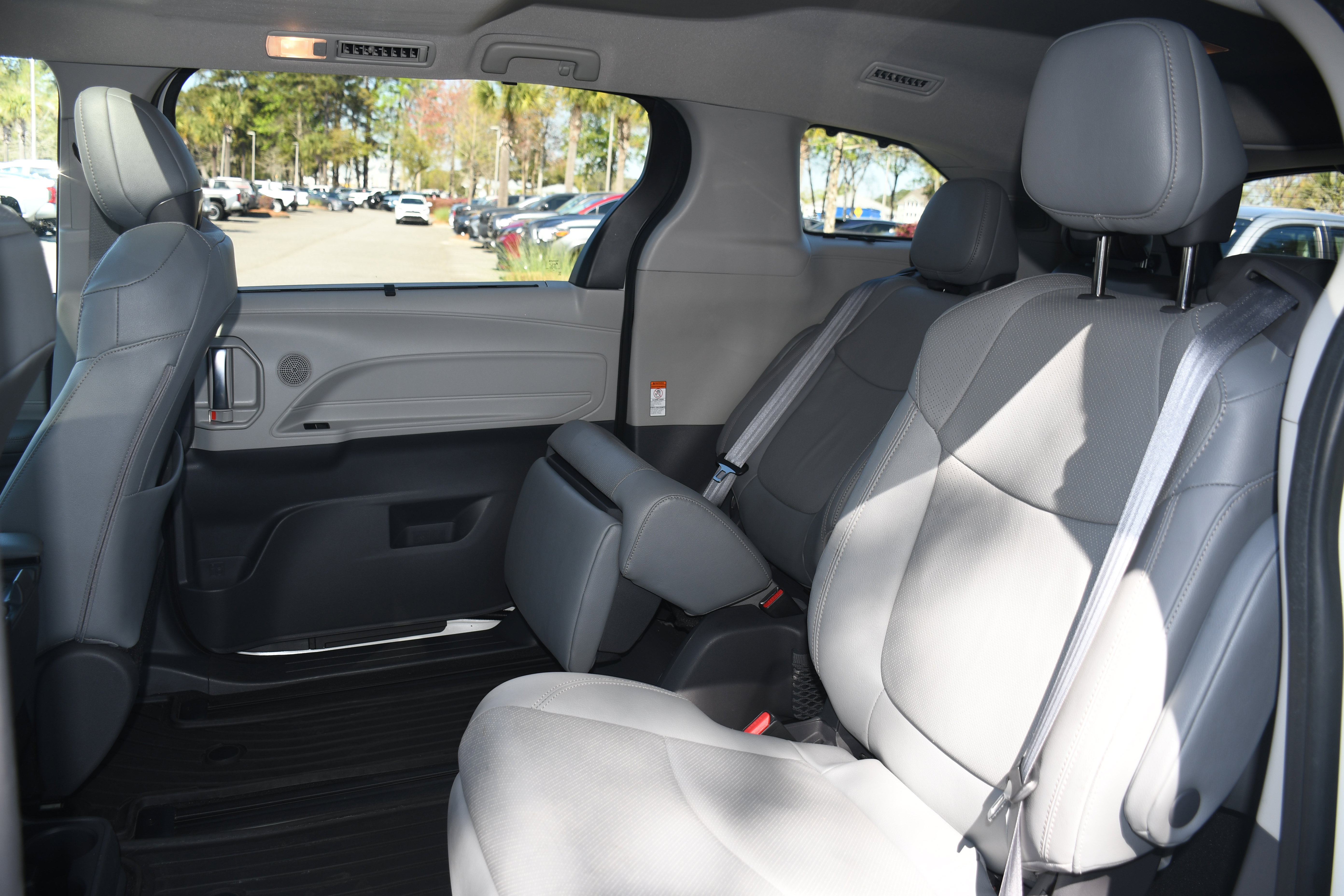 Used 2021 Toyota Sienna Limited image 17