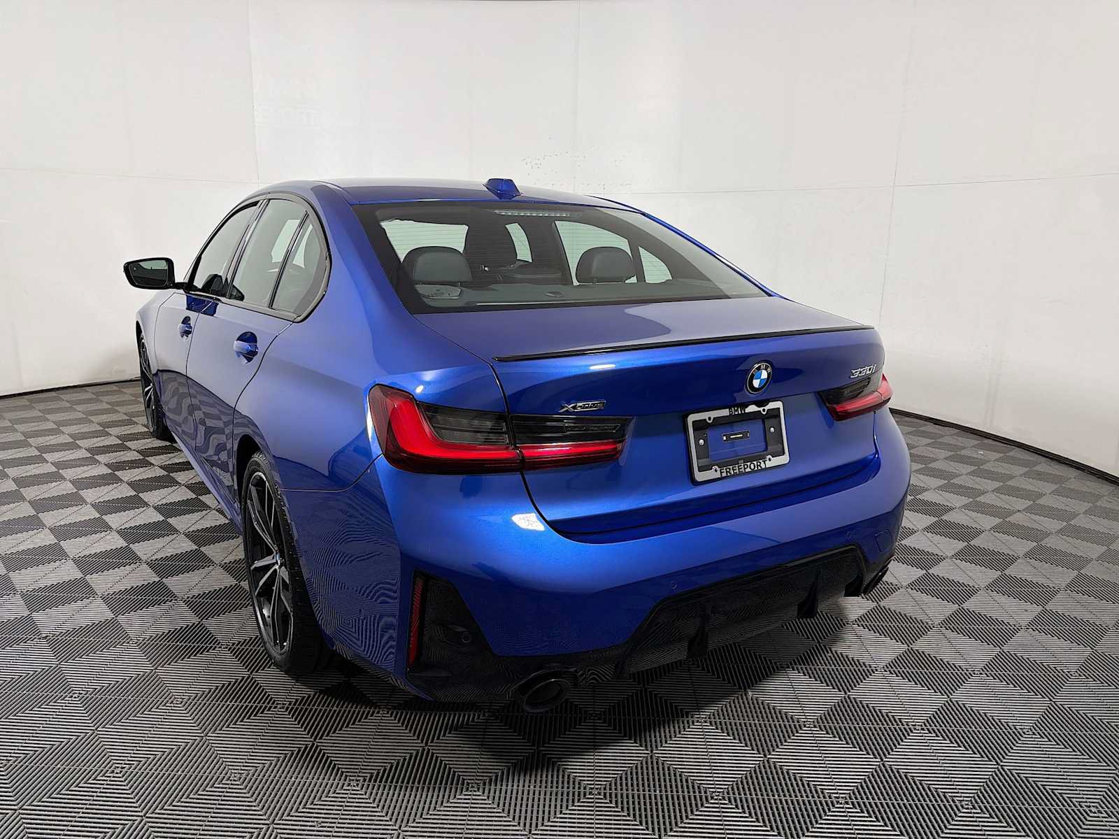 Used 2024 BMW 330i xDrive Sedan w/ M Sport Package AWD/4WD image 5