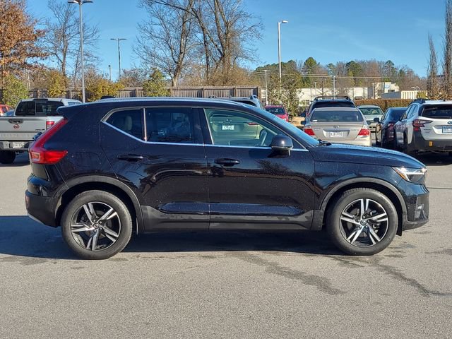 Used 2023 Volvo XC40 B5 Plus image 2