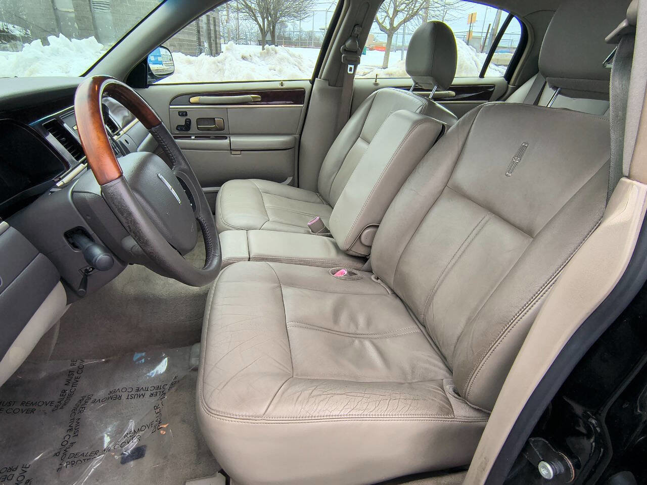 Used 2009 Lincoln Town Car Signature Limited image 10