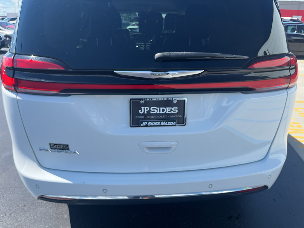 Used 2023 Chrysler Pacifica Touring-L FWD image 12