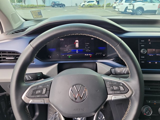 Used 2023 Volkswagen Taos SE w/ Panoramic Sunroof Package FWD image 23