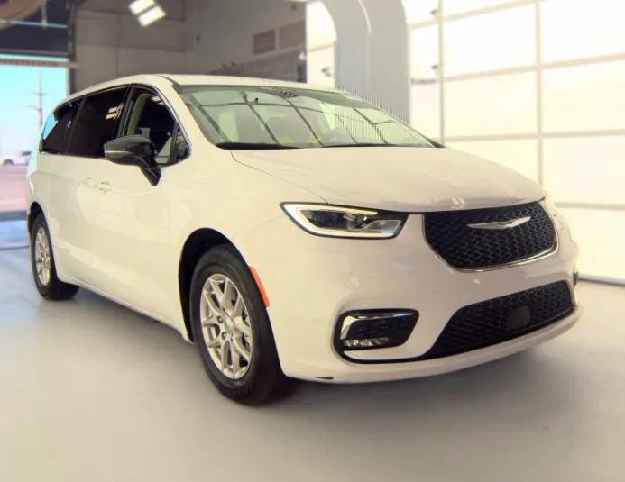 Used 2024 Chrysler Pacifica Touring-L FWD image 2