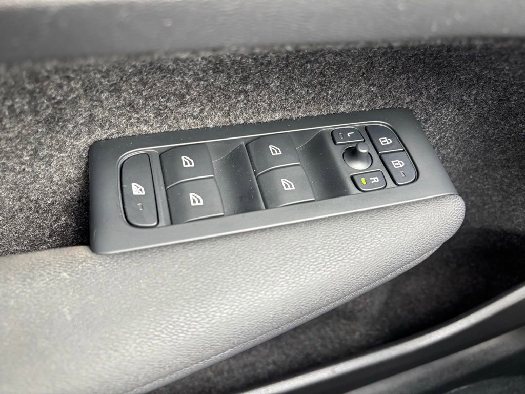 Used 2024 Volvo XC40 B5 Core image 28