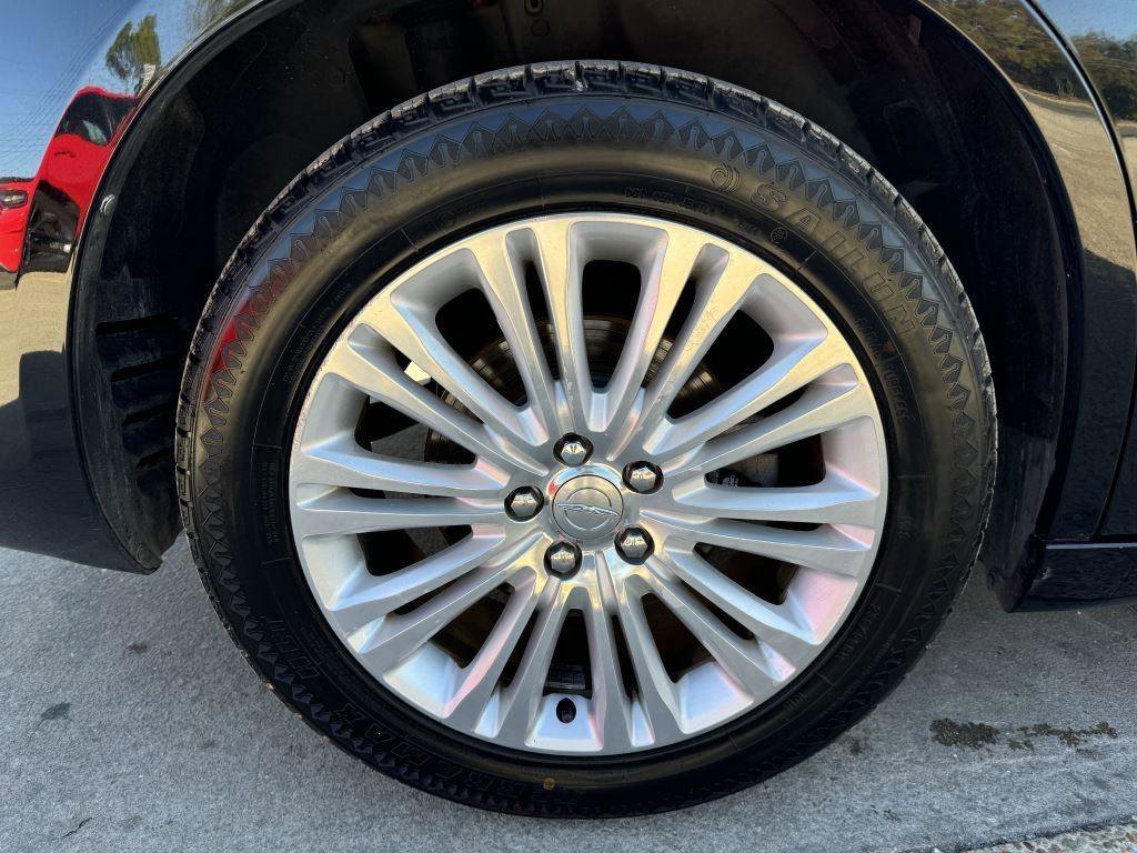 Used 2013 Chrysler 300 C image 9