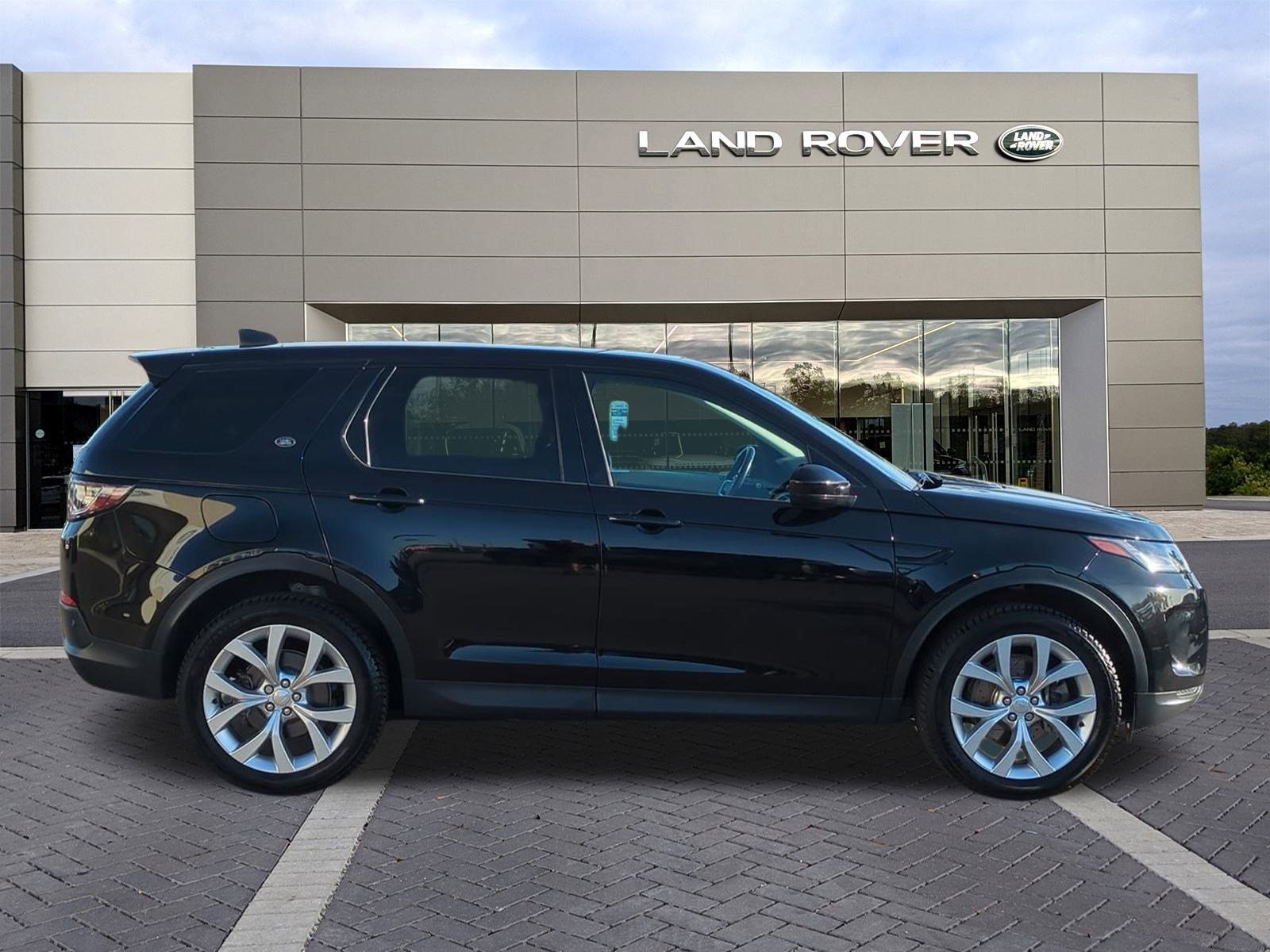 Used 2022 Land Rover Discovery Sport SE image 4