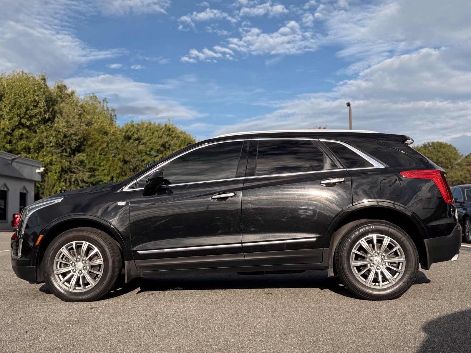 Used 2018 Cadillac XT5 Luxury w/ Driver Awareness Package FWD image 2