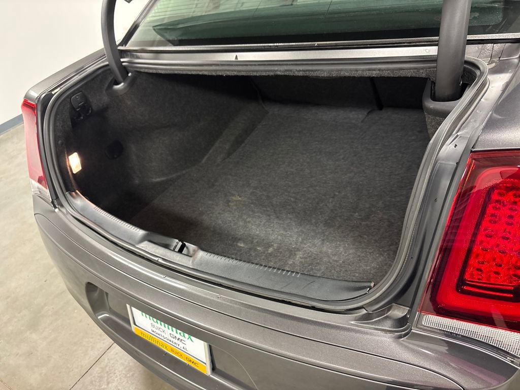 Used 2022 Chrysler 300 Touring w/ Sport Appearance Package image 19