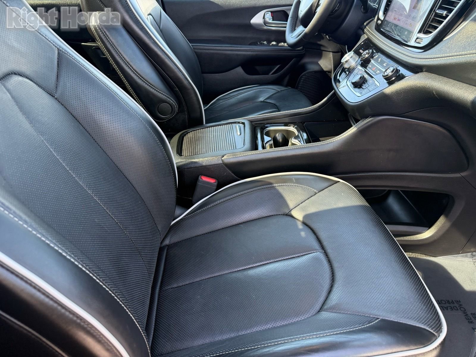 Used 2025 Chrysler Pacifica Limited image 31