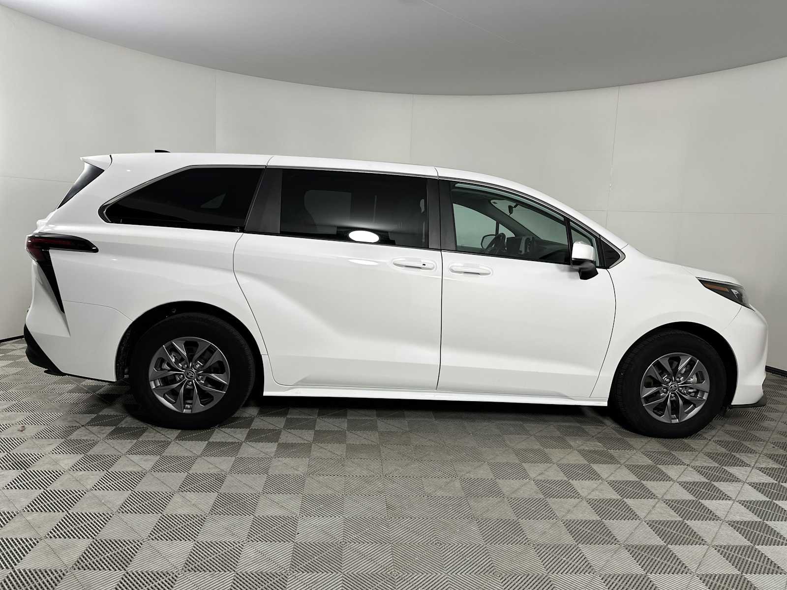 Used 2024 Toyota Sienna LE FWD image 9