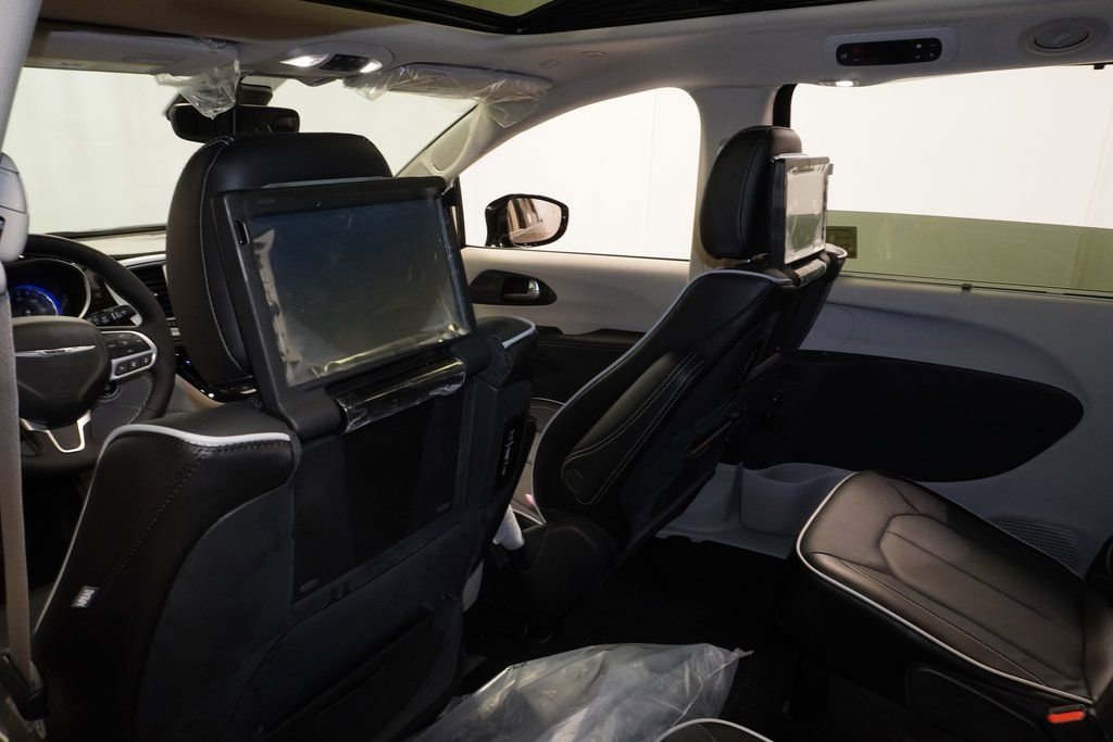 New 2023 Chrysler Pacifica Limited w/ Uconnect Theater Family Group image 19