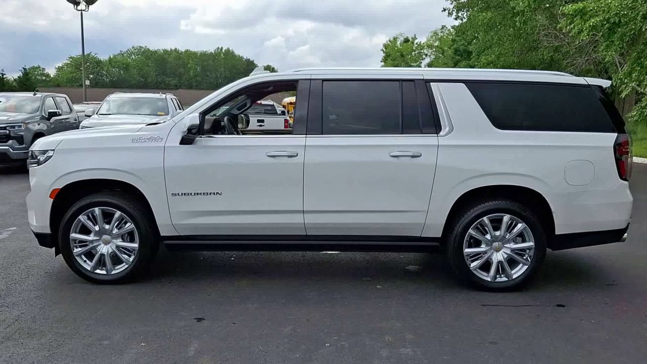Used 2024 Chevrolet Suburban High Country AWD/4WD image 5